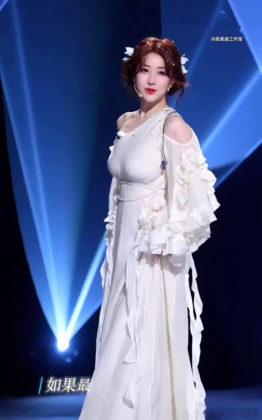 热搜榜首是陈紫函的身材，可我看见的，是她被那条白裙子勒到变形的脸，和几乎喘不过气