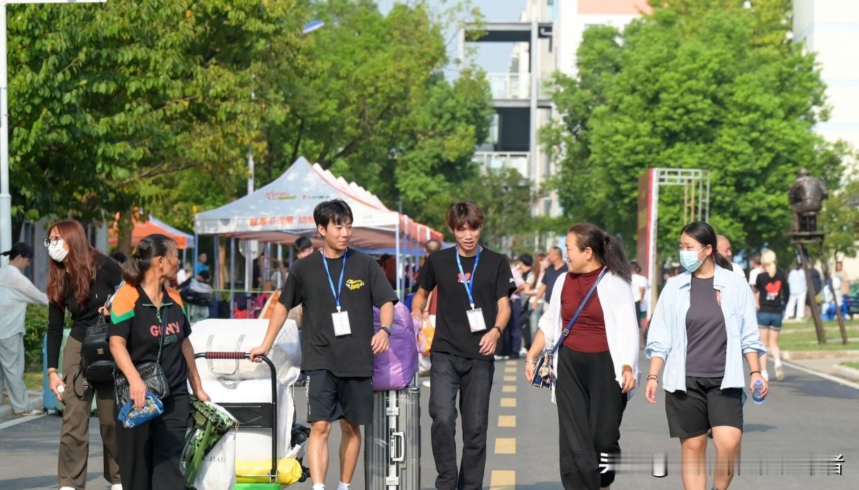 1次刷脸搞定入学！当代大学生的开学，彻底不一样了8月29日，武汉一场新生开