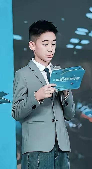 陈小春的儿子给黄奕的女儿打了个样那就是，并不是所有星二代的出路都是进入娱乐圈