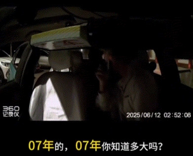 一名外国男子深夜带一名中国女孩坐出租车，但上车后细心司机大哥发现，女孩看起来年纪