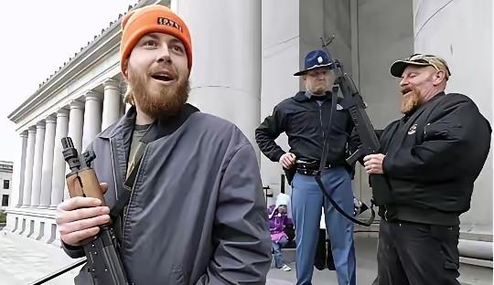 美国民间分散了4亿支枪，为什么美国人造反比登天还难，说白了，美国民众确实有枪，但