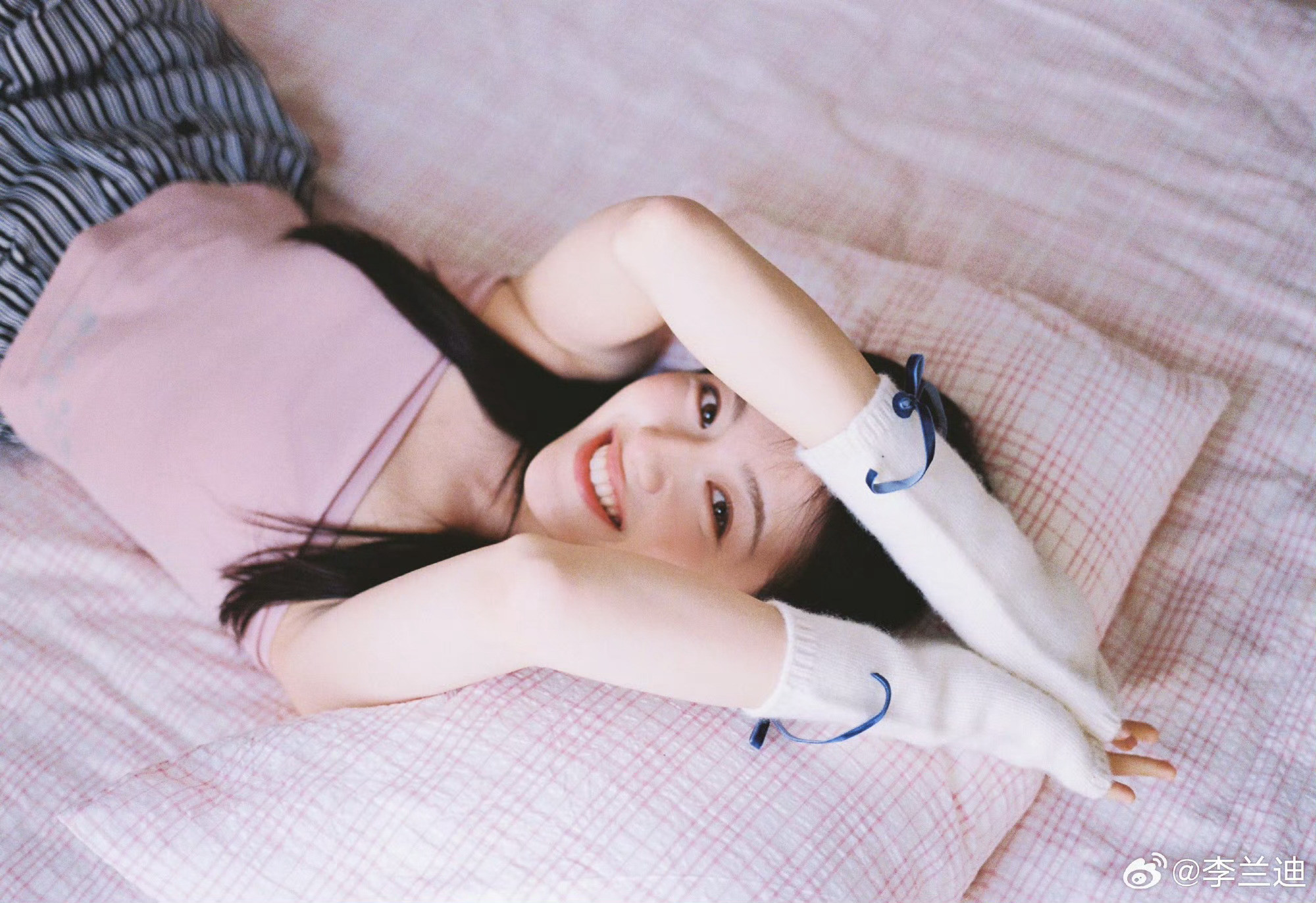 李兰迪祝我们节日快乐李兰迪你是吃可爱长大的吗！举着爱心吐司的样子也太元气了，甜