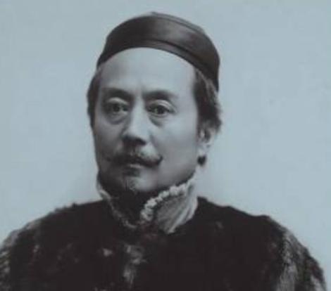 一次，辜鸿铭参加宴会，美国女人一脸鄙夷地看着辜鸿铭，上菜时，她故意用嘲讽的语气：