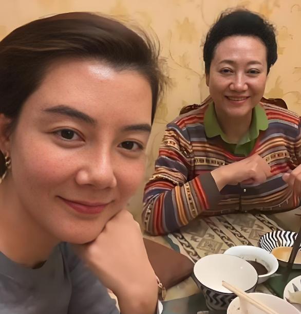 2012年，车晓与身价125亿的丈夫李兆会闹离婚，母亲王丽云说，你要离婚也可以，