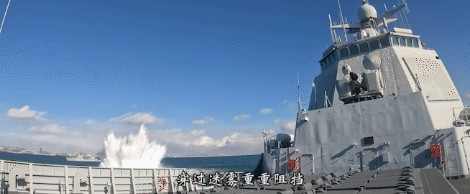大手笔！相当罕见的画面！中国海军052D导弹驱逐舰进行“全舰爆炸冲击试验”。这方