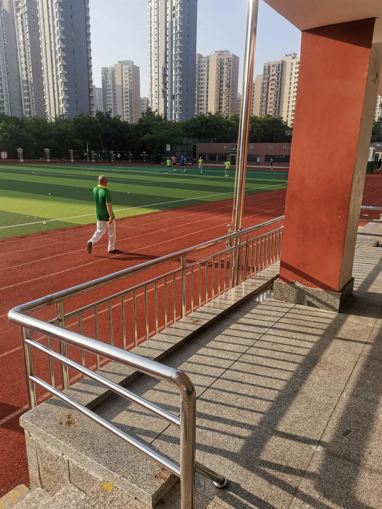 青岛女孩对象标准昨天下午在学校操场跑步🏃，无意中听到现在青岛女孩择偶标准。