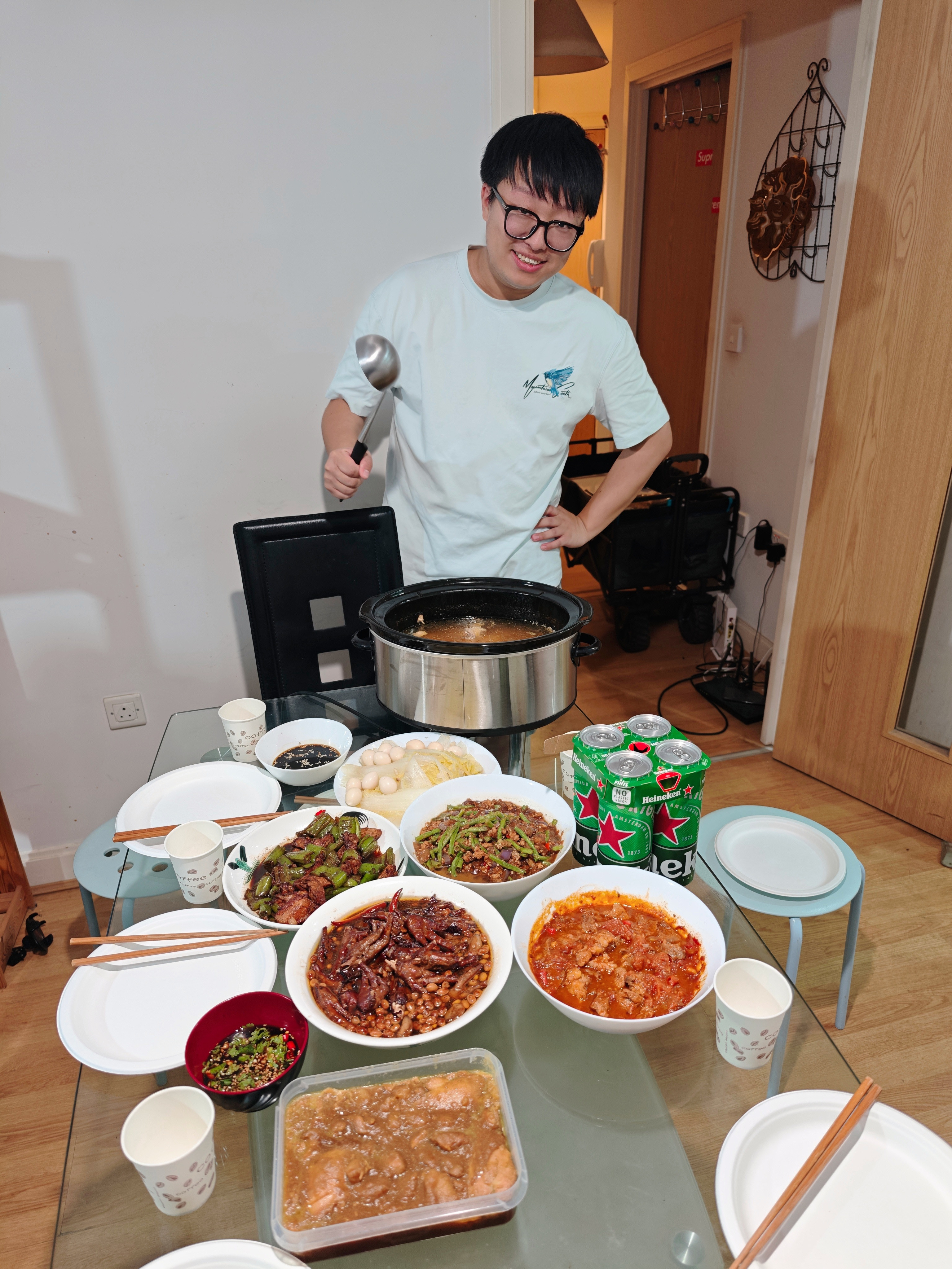 今天bro下厨给一大家子人做了一大桌菜红烧鸡爪+辣椒炒肉+茄子豆角+白灼白菜+