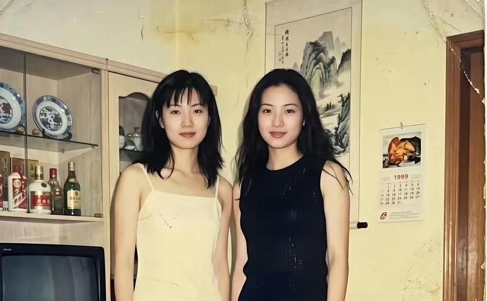 那年的万元户究竟有多风光？1999年的老台历旁，两位姑娘一袭吊带裙、踩着高跟鞋，