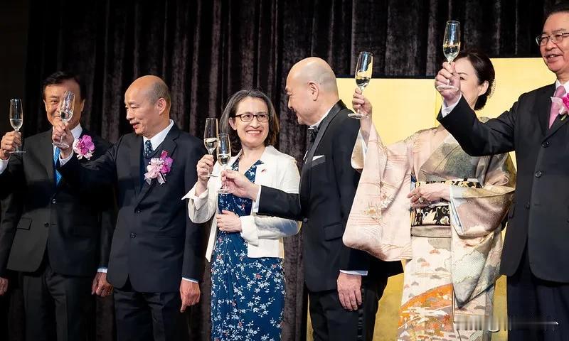 一众台湾高官，给日本天皇庆祝生日，还随了不少礼前天，台湾地区副领导人萧美琴、