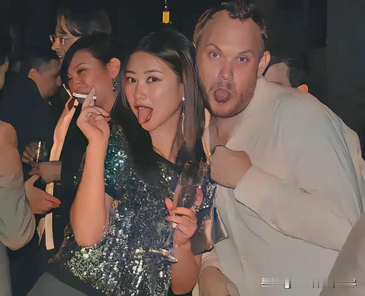 估计很多喜欢朱珠的粉丝们，看到这一幕感觉天都要塌了吧，朱珠早期在国外的生活照曝光