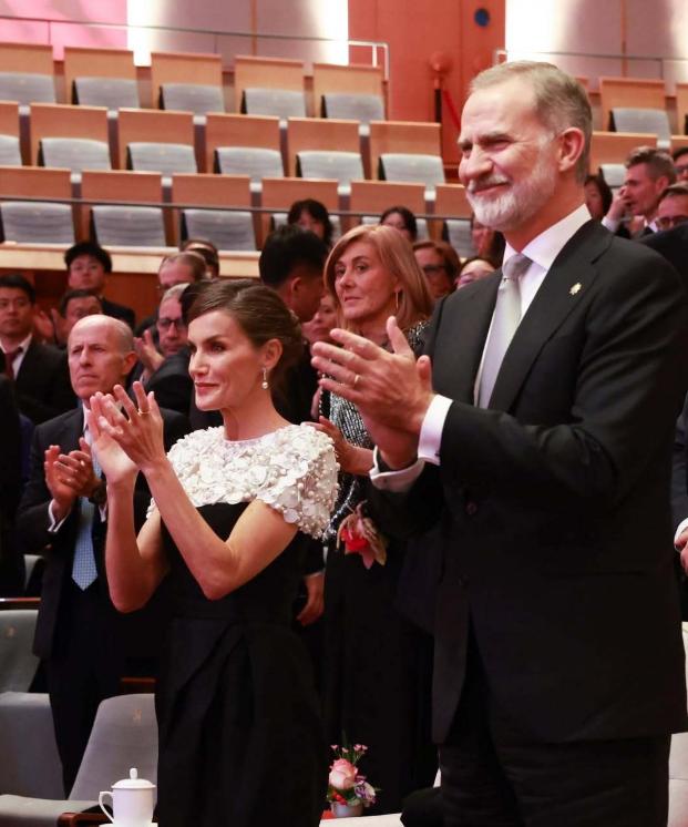 西班牙王后亮相音乐会，观看到精彩处还看起来鼓掌！11月12日王后陛下在北京大剧院