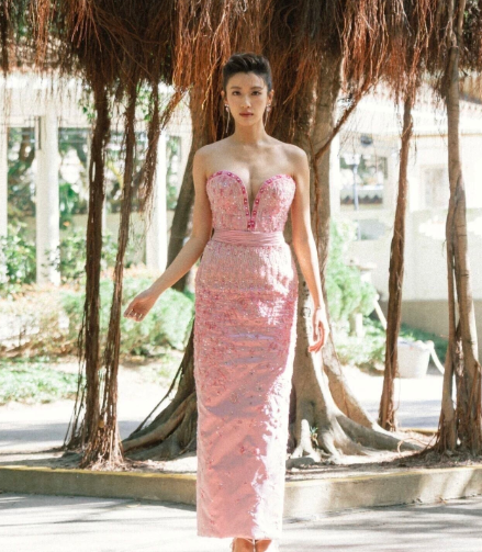 这一位香港女演员的身材好完美，珠圆玉润的，凹凸有致，该凸的凸，颜值高，气质又好。