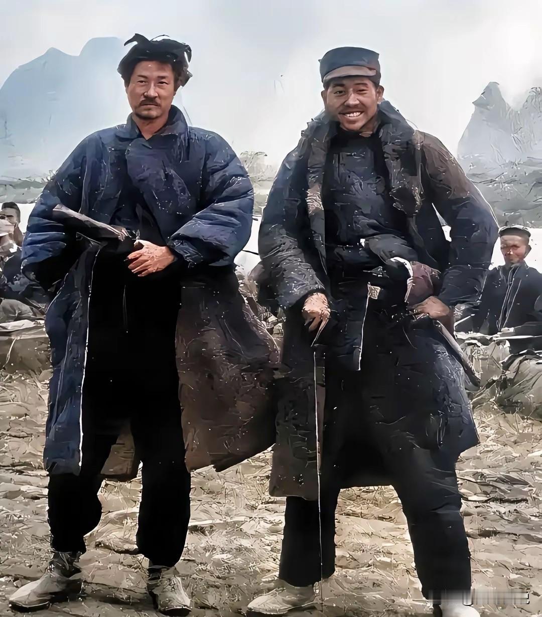 照片中的这两个人，可不是中国人，而是真正的日本特务，看看他们那猥琐的表情，从骨子