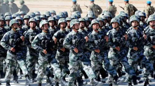 今天的中国这般强大，其实是很反常的，中国本该比现在更穷困、更落后、更弱小才对。因