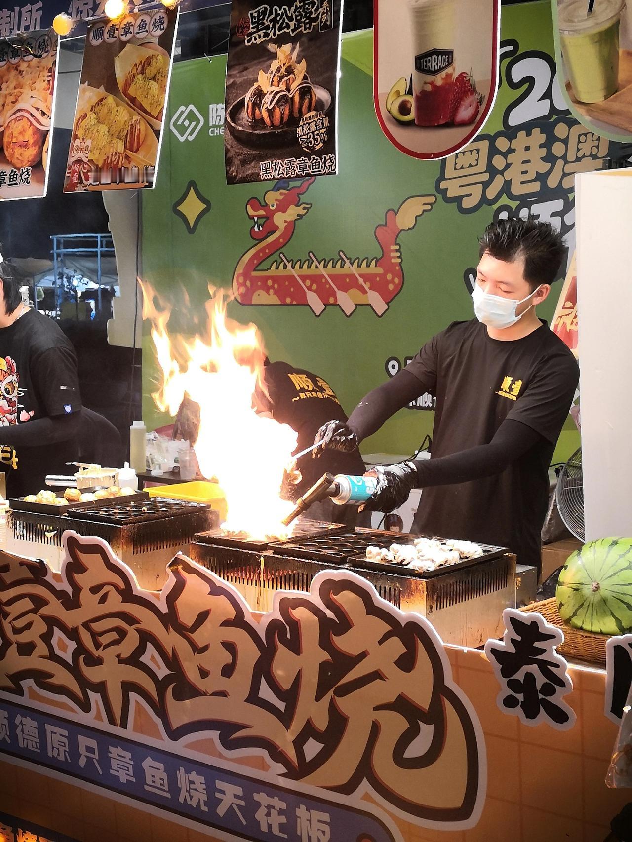 顺德美食节排队王日入30万+！顺德美食节这家章鱼烧摊，直接把队排成了“贪吃