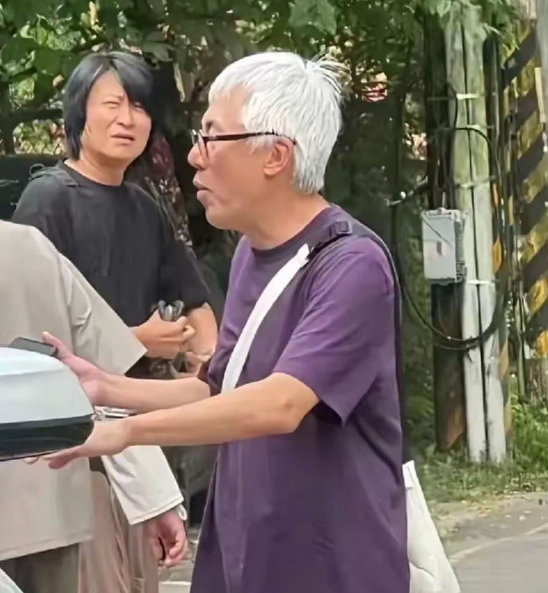 近日，有网友偶遇58岁的张宇与57岁的游鸿明一同出游聚会，两人状态形成鲜