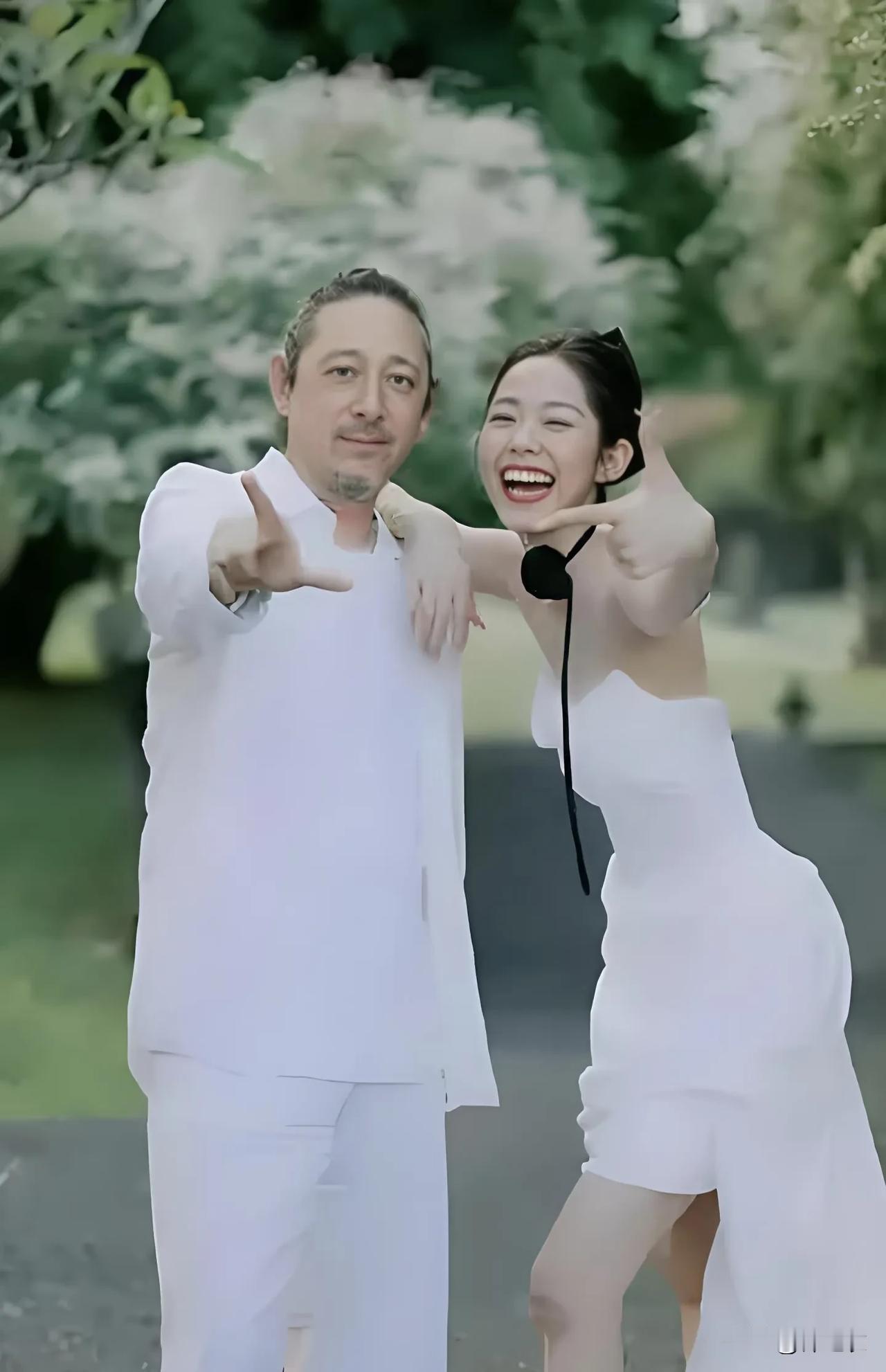 万千惠有个明显的撒谎行为，就是明明是导演问她“今后有可能三个人同时离开”她惊住