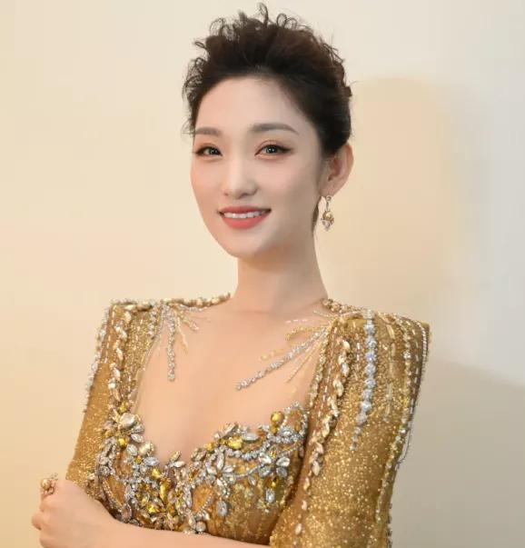 看完湾区升明月晚会后。我专门去查了查主持人蓝羽的感情史。才发现这个女主持人不