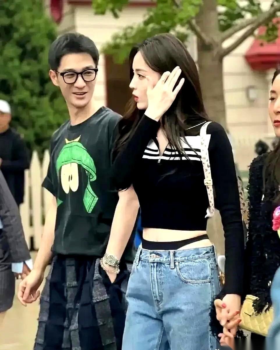 一张古力娜扎的路边照，炸了。不是因为别的，就是她那条牛仔裤。从后面看，腰线开得