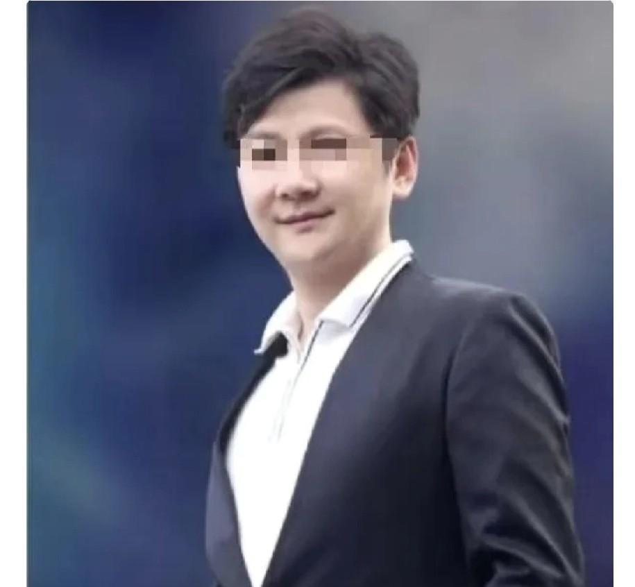 华南理工大学艺术学院撞人的金老师，此时此刻肠子都悔青了吧！有可能他会面临以下3个