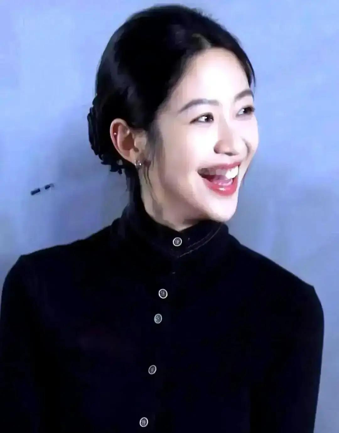 她试镜时没带经纪团队，只带了三年片场数据。张艺谋指着屏幕说：“就她了。”这