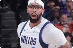 独行侠不可能交易戴维斯，因为他加盟至今已经有4大贡献一，帮独行侠甩掉大包袱东