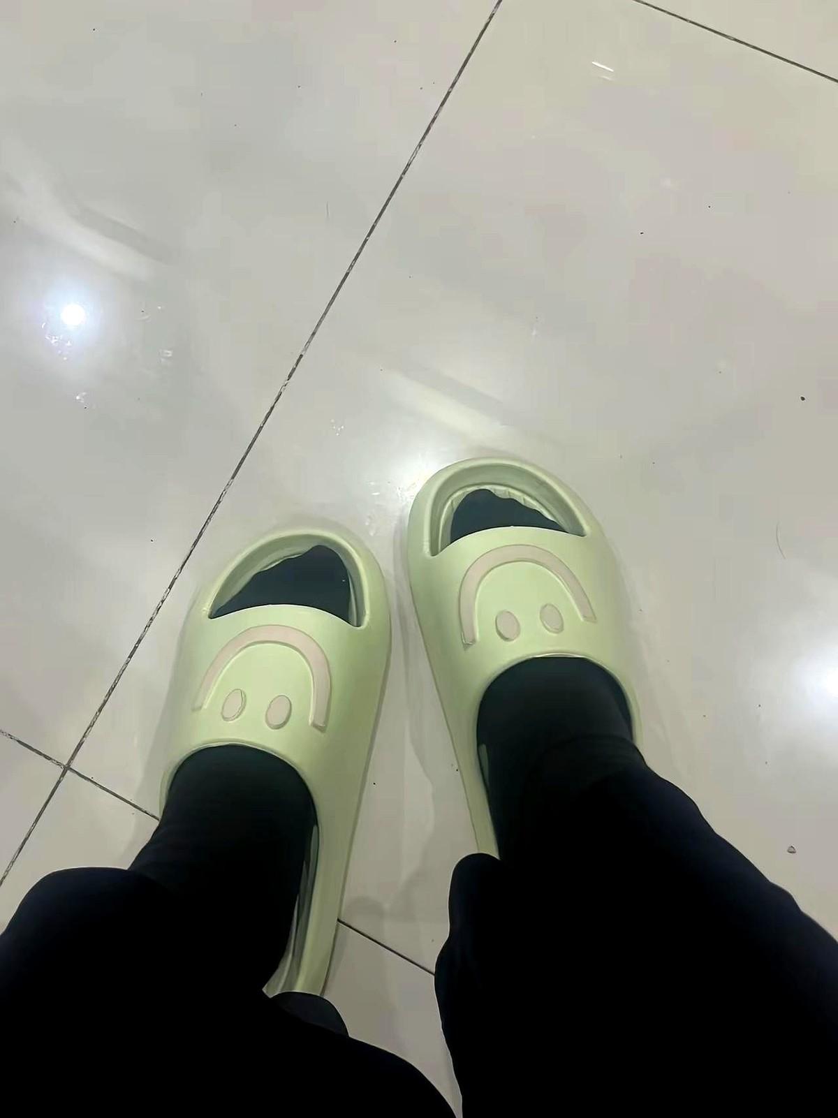三岁的儿子在客厅奔跑，“吧唧”一下绊倒在地，尖锐的哭声瞬间炸开。坐在地垫上的她，