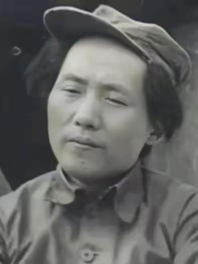 长征时期毛主席留长发的老照片，背后全是艰苦岁月这张照片记录的是长征结束后陕