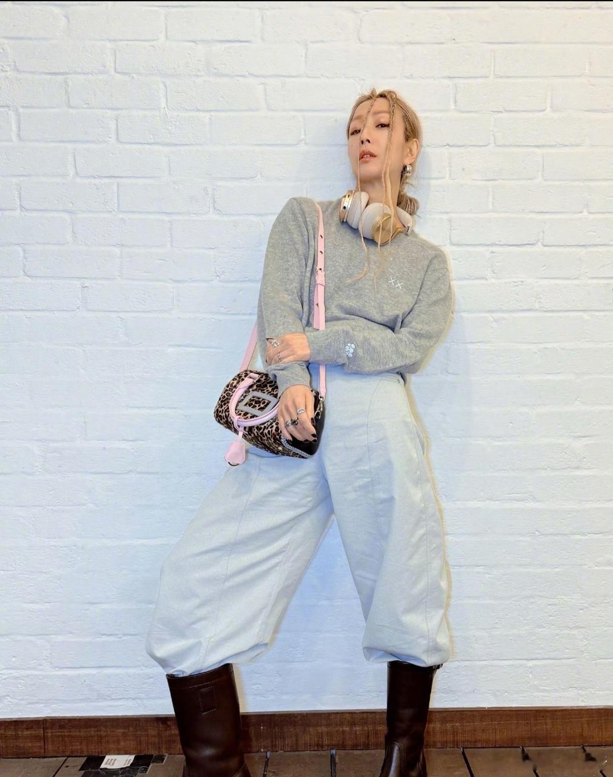 郑秀文晒今日穿搭，衣服很ok，清爽又休闲，就是我想把她前面几条龙须辫给捋捋……