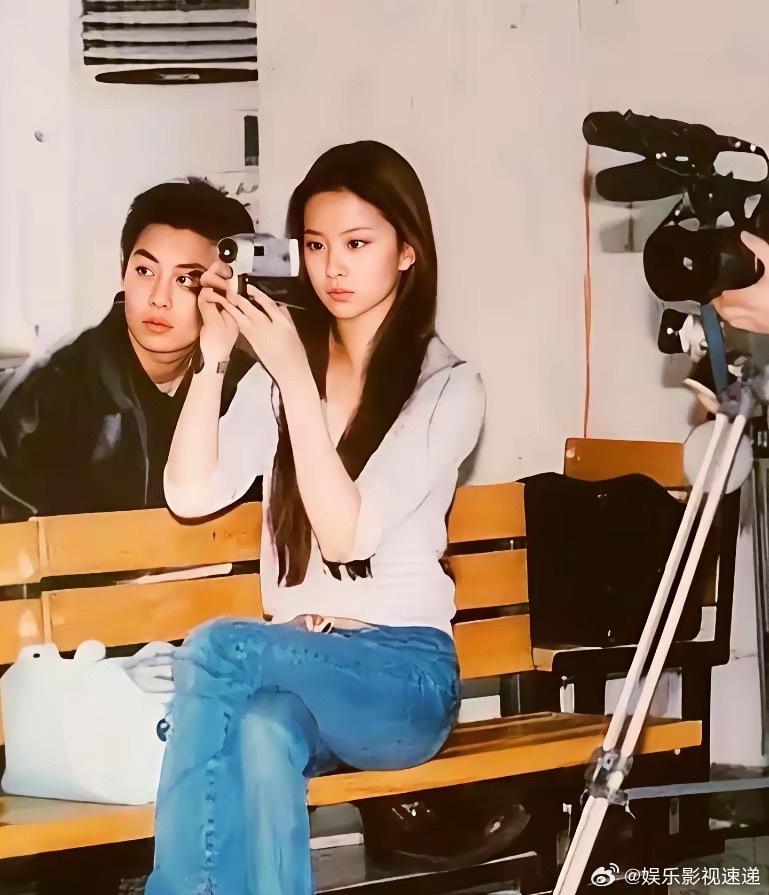 2013年，朱亚文结婚。刘亦菲来了，素颜。记者问她是新娘朋友吗，她说：“我是男方