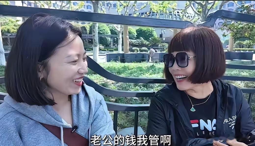 毛巾后奶奶应该是个很幸福的人你看她自信阳光的样子哪里看得出来是个60多岁的人