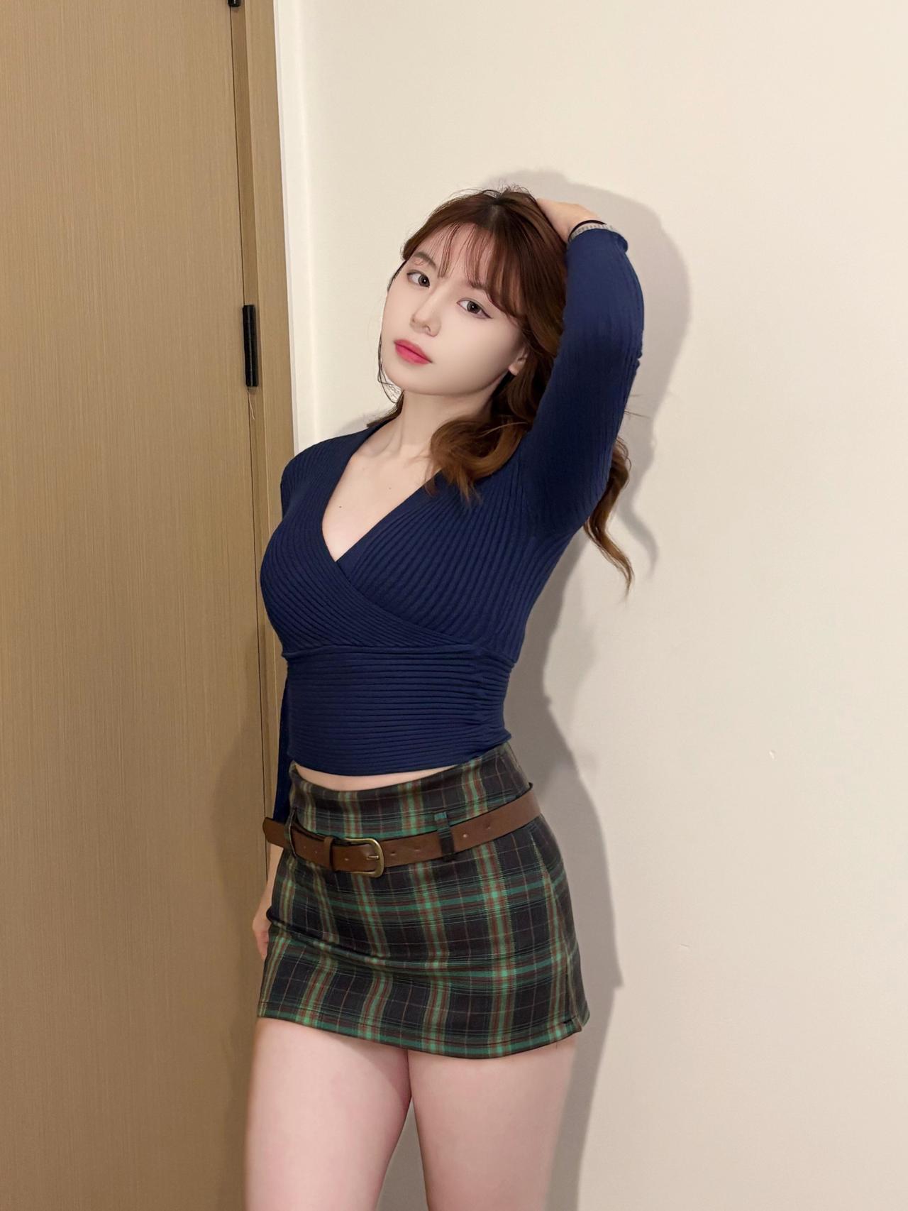 半窗月痕·兰陵王·闺中俏影作者/朱珠（原创）晚妆初罢，倚门侧、衫痕凝碧