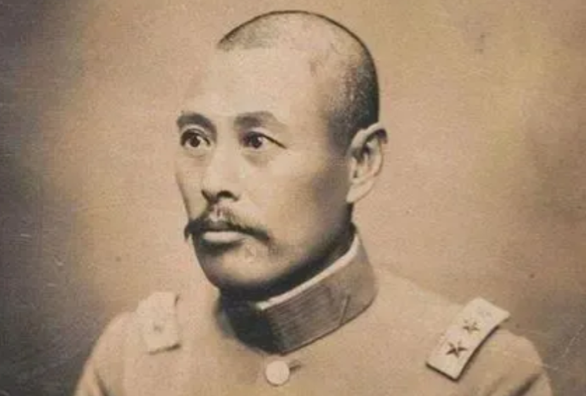 吴佩孚18岁时，原配夫人就逝世了，一直到31岁才娶了李氏，这中间的13年也是吴佩