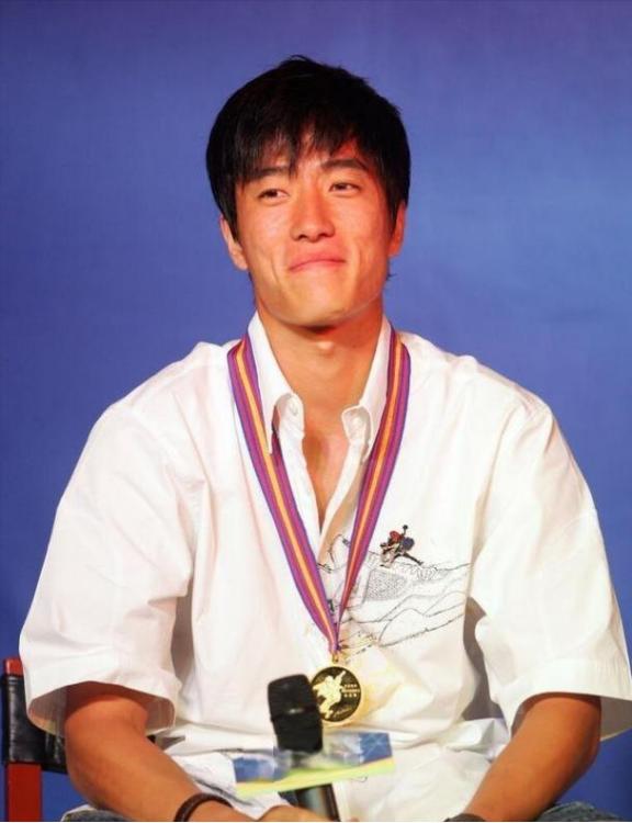 2004年刘翔跨栏夺冠后，开发商送他一套225万的房子，他豪气地送给教练，不料，