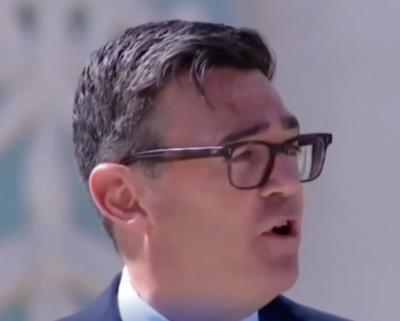 【“谁点燃了这把火？”——英国首相回应克里姆林宫对局势升级的指责】在访问基辅期间