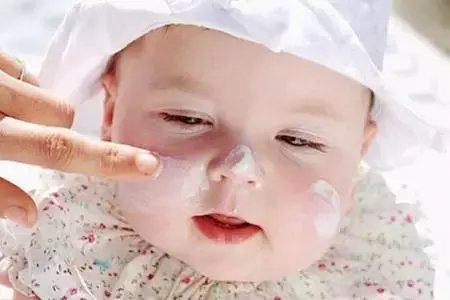 母乳洗脸可以让宝宝皮肤变好? 冬季如何给宝宝选用护肤品?