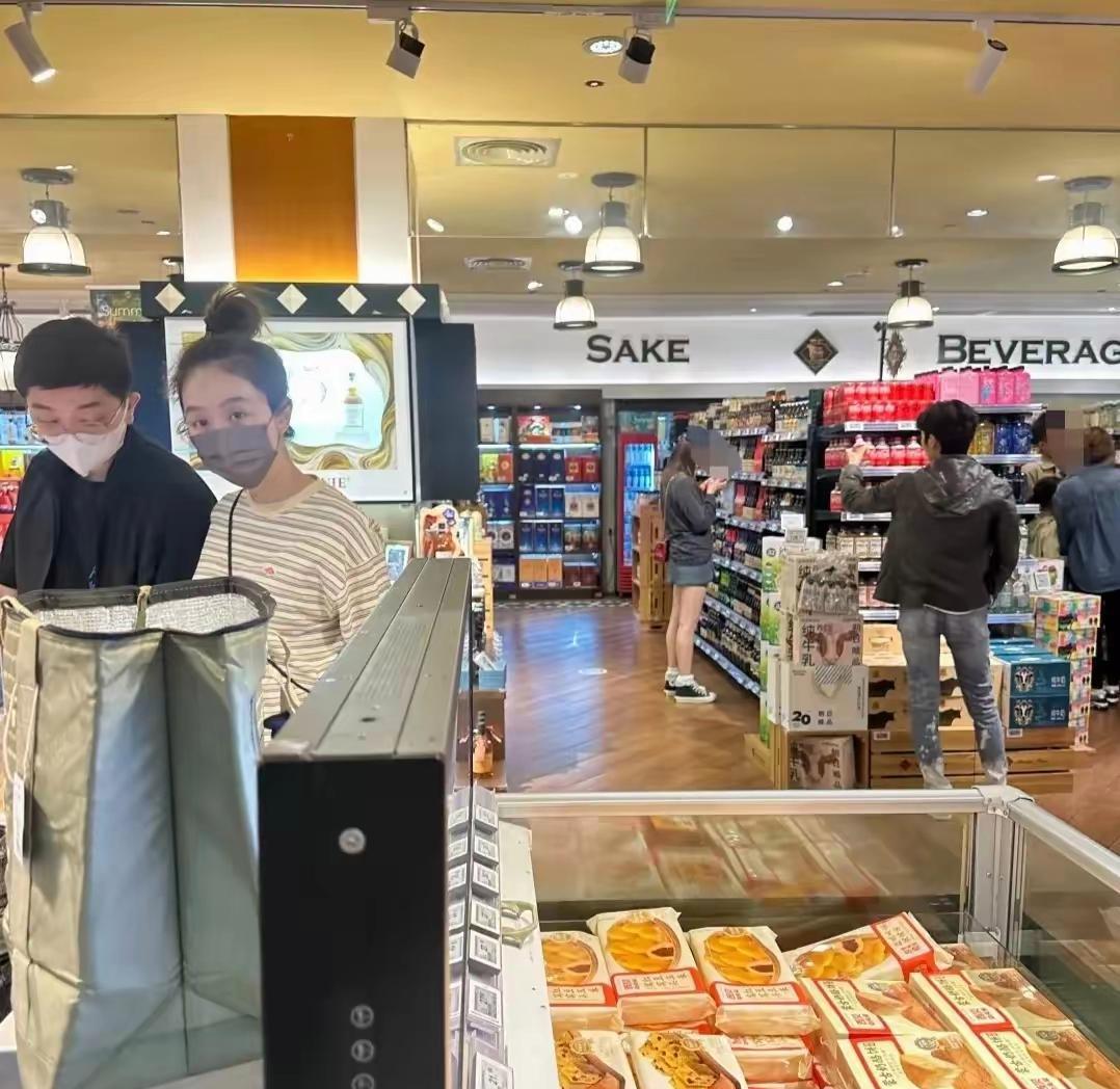 5月4日，有网友在北京SKP超市偶遇了39岁的演员姜妍和她老公。这对夫妻的甜蜜互
