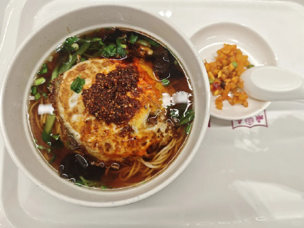 南大升级“一分钱早餐”: 重庆小面加蛋配菜仅需一分钱, 校方称每日520份尚未售罄