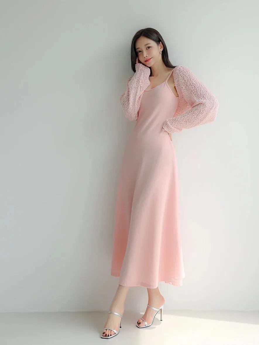 温柔粉色长裙，搭配蕾丝开衫，优雅气质满满！🌸👗