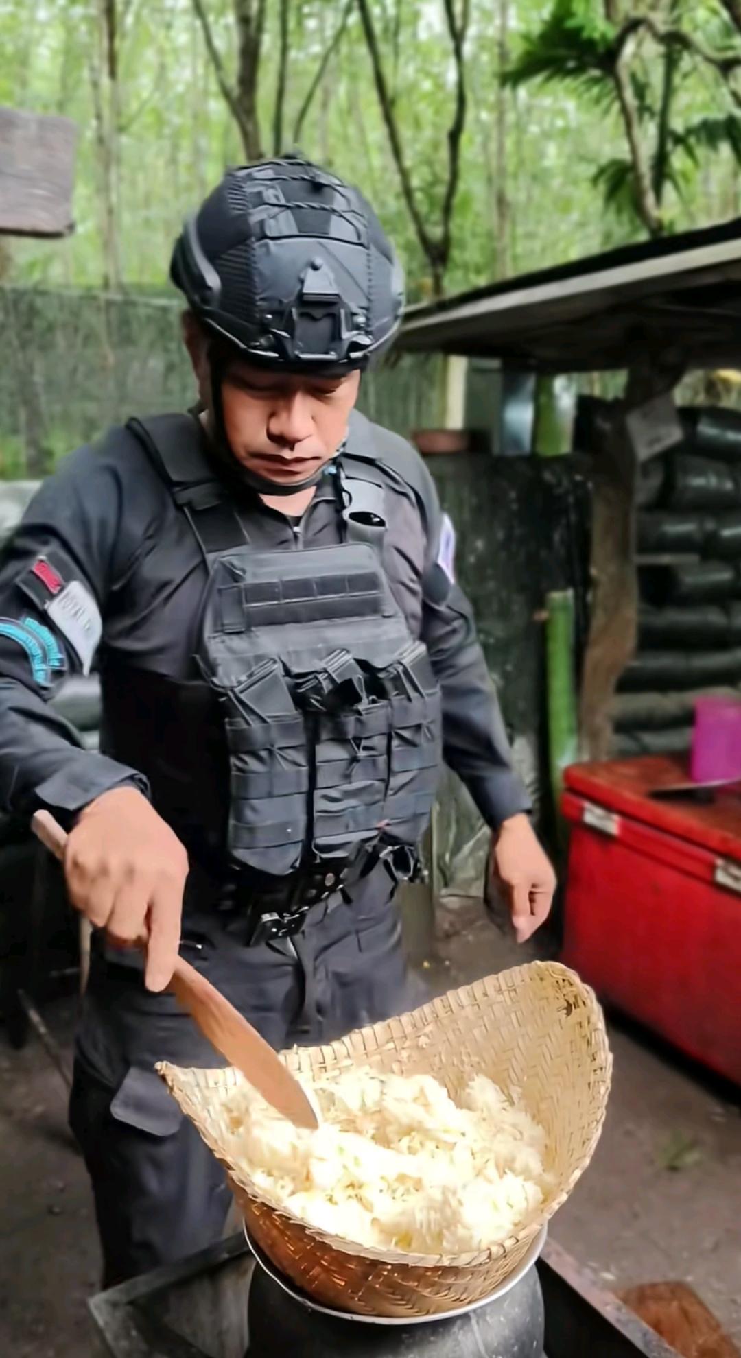 泰国和柬埔寨双方士兵吃的区别还是挺大的！泰国这边最起码米饭供应是正常的，还有