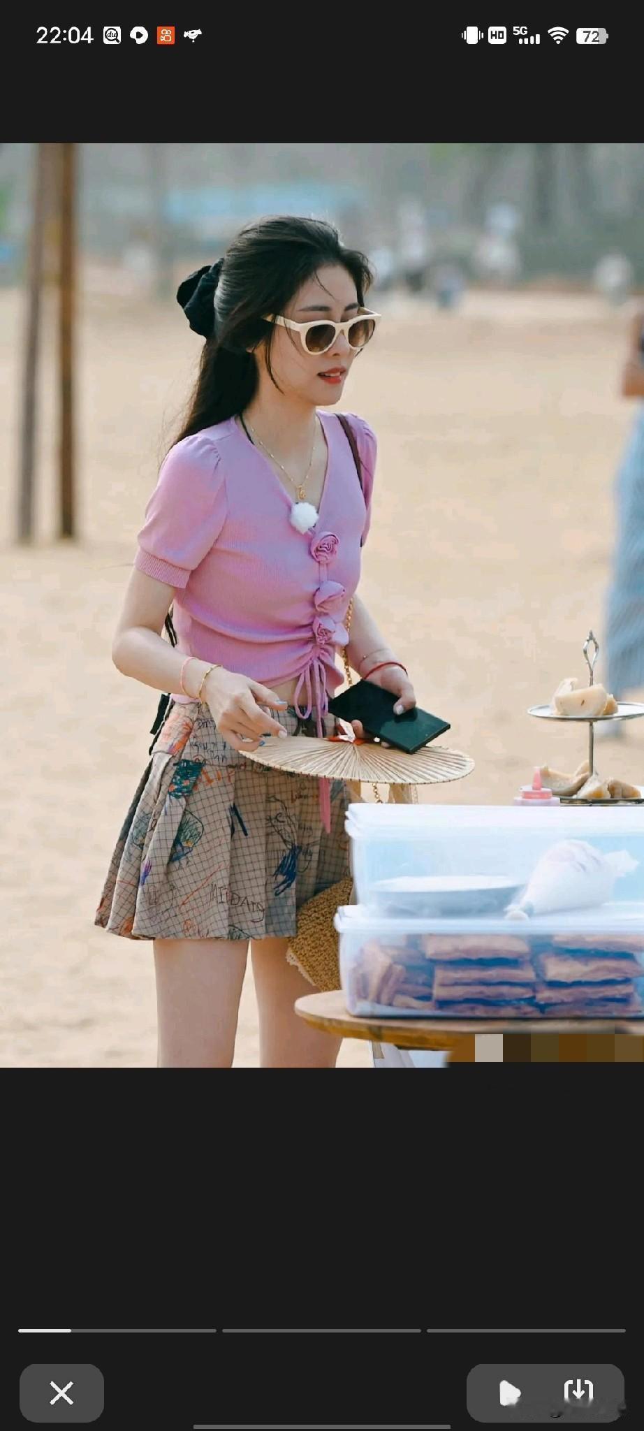 张碧晨虽然只是一个歌手，不用看脸，但是她的身材也太棒了！白嫩嫩的皮肤，纤细的四肢