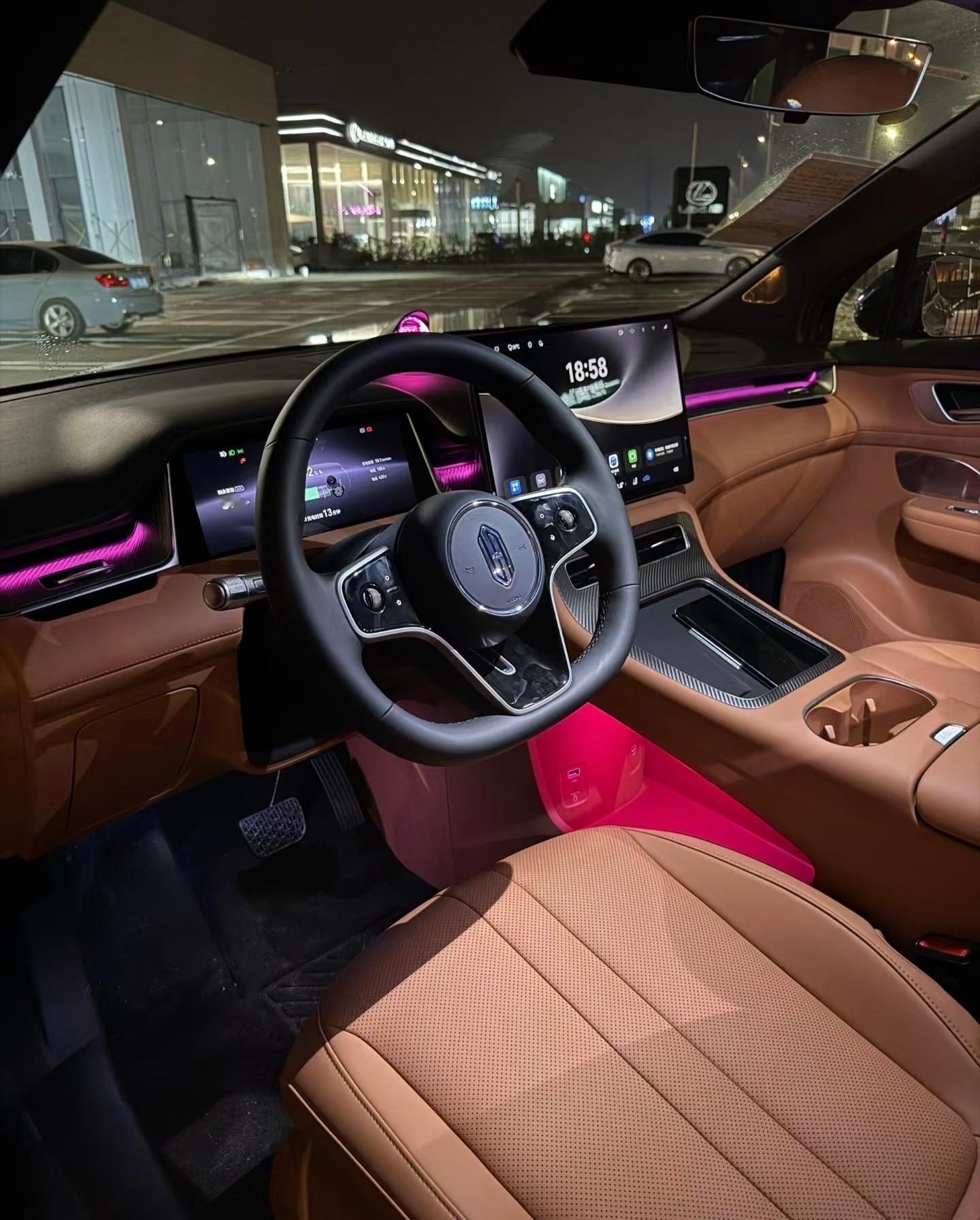 二十万坐出豪车气场？我真有种身价翻倍的错觉。环抱式座舱搭配氛围灯，车门一关就是专