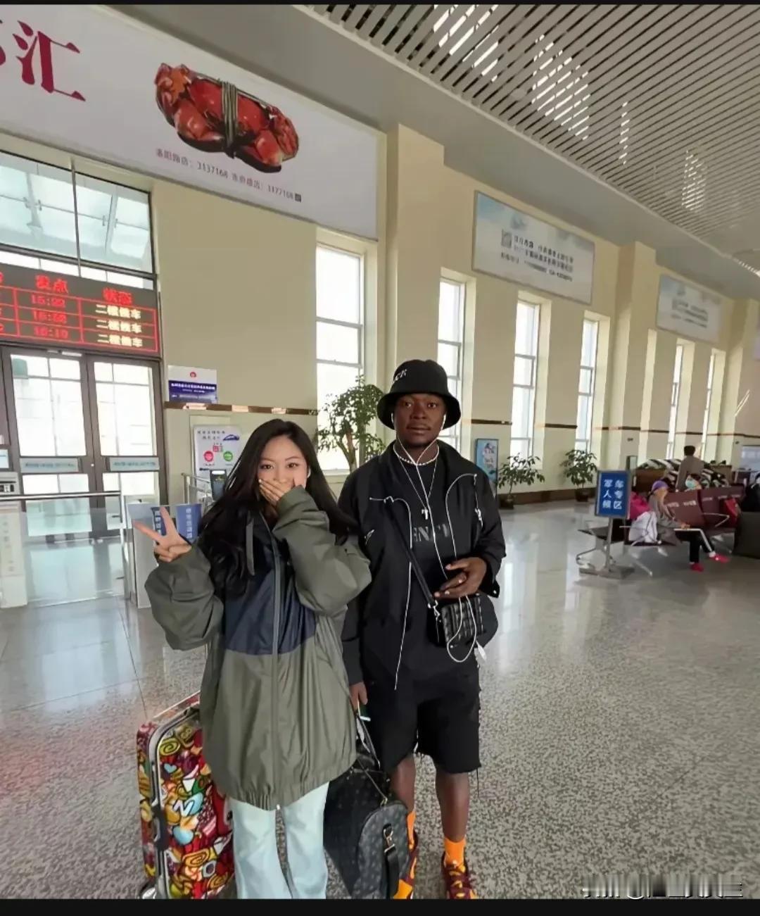 中国女孩和她的非洲男朋友刚到中国，女孩面对镜头非常高兴，好像在向大家炫耀自己的优