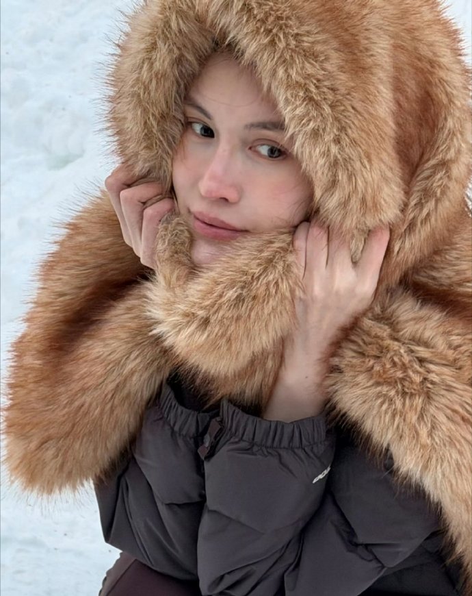 何穗雪中怼脸照，孕后的皮肤好让人羡慕啊，肌如白雪，皮肤清透无毛孔，压根没有小痘痘