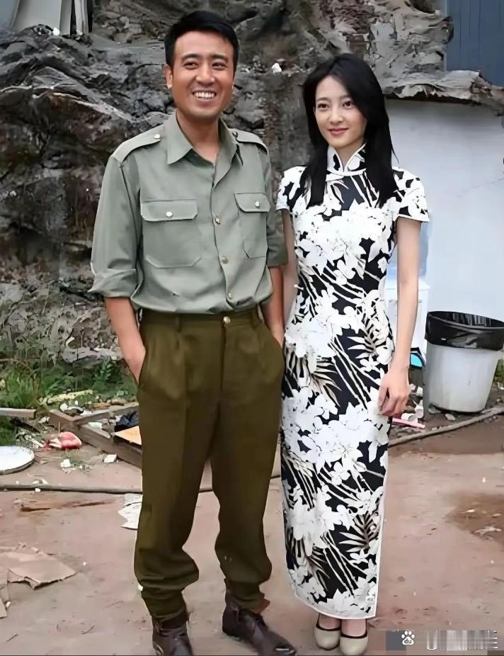 当年于和伟与绯闻女友王丽坤的一张留影，于和伟抑制不住的满眼爱意