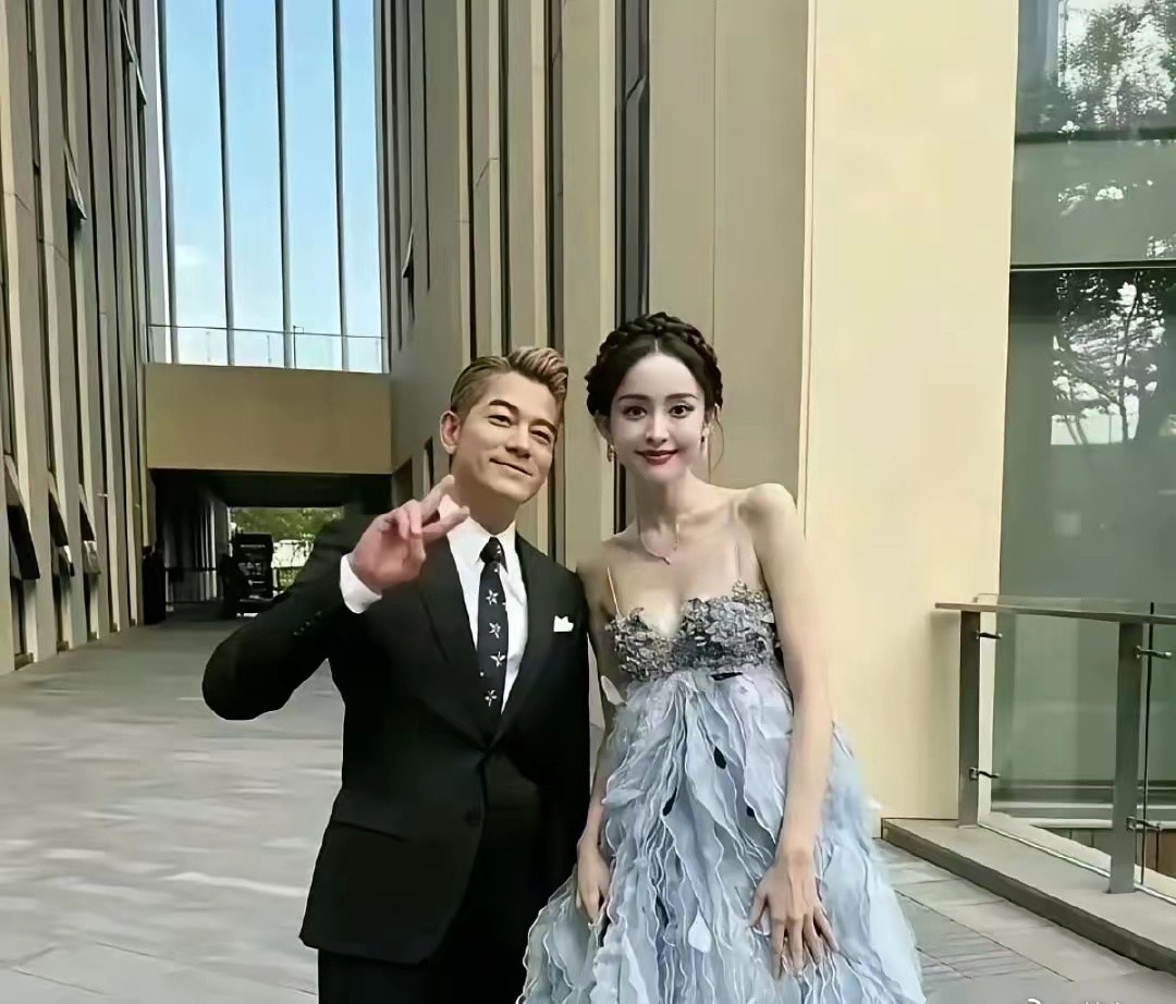 郭富‎城⁠忍‏不住和⁠‏她合影，‏真不⁠‏奇怪。连我作⁠为‏一个女的，都心动得不
