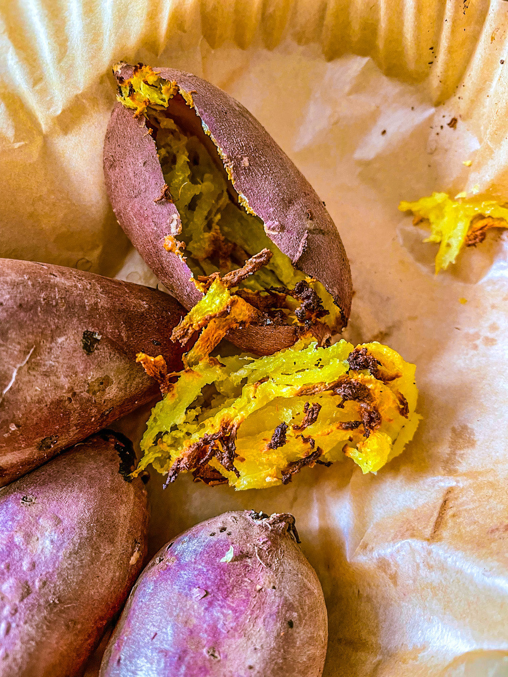 好恐怖哦我用空气炸锅炸了红薯。。。然后里面的红薯竟然飞出来了，就剩个空皮了没有见