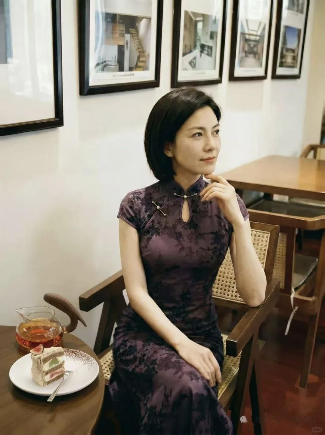 一位女士在咖啡馆里享受下午茶。