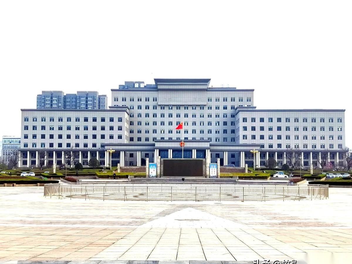 在泰安岱岳区，一个遛弯的老大爷，走到政府大楼前，突然就站住了。脚步跟钉在地上一