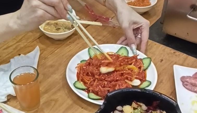 吃韩式料理还得看西塔！正宗吃法全在这了咱说吃韩国烧烤，那可不是随便一烤就完